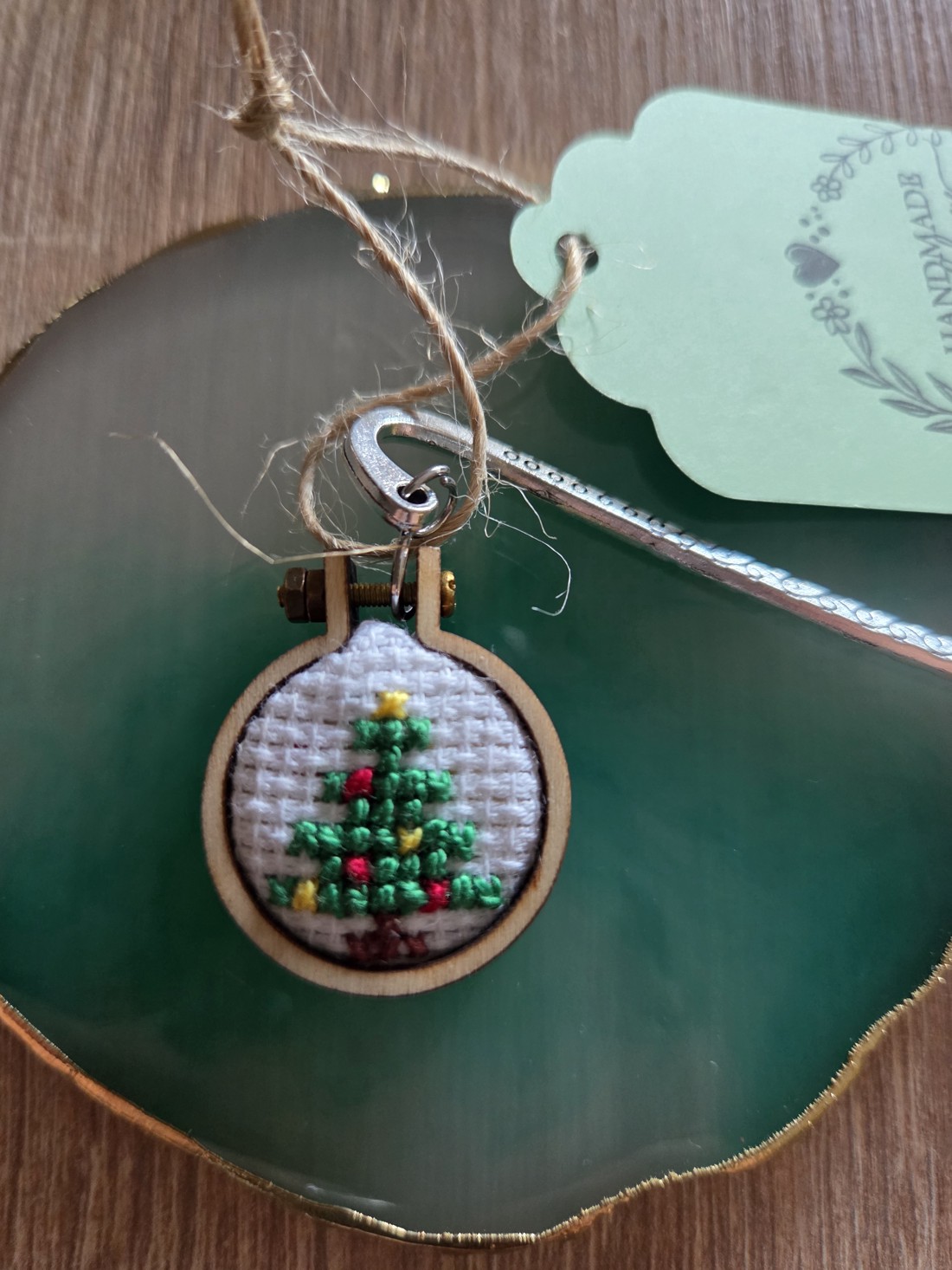 Semn de carte metalic pom de Crăciun - cărți și creații cu tematică muzicală, cadouri - semn de carte - Artynos.ro