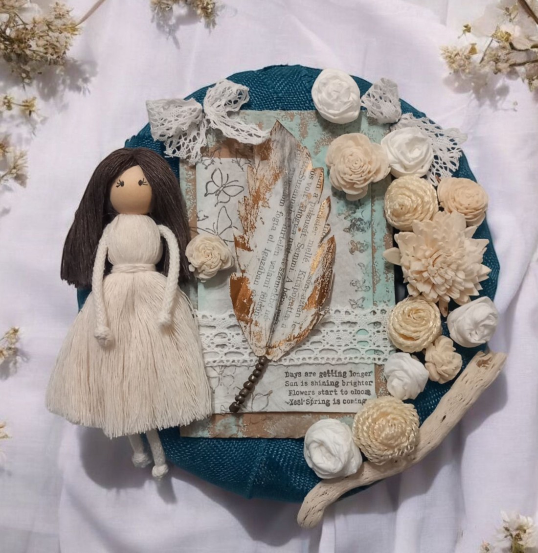 Coroană turcoaz din iută cu păpușă macramé și flori din hârtie vintage -  - Artynos.ro