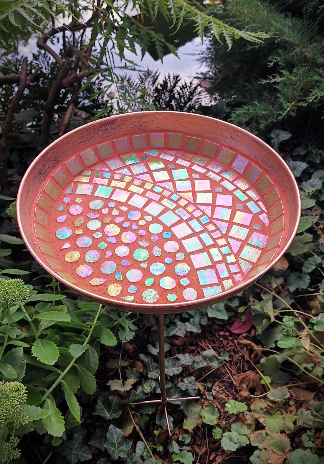 REKREDENC - Mâncător de păsări din bronz realizat manual cu mozaic din sticlă iridescentă - pentru grădină și terasă - casă & stil de viață - accesorii pentru casă și grădină - hrănitoare păsări - Artynos.ro