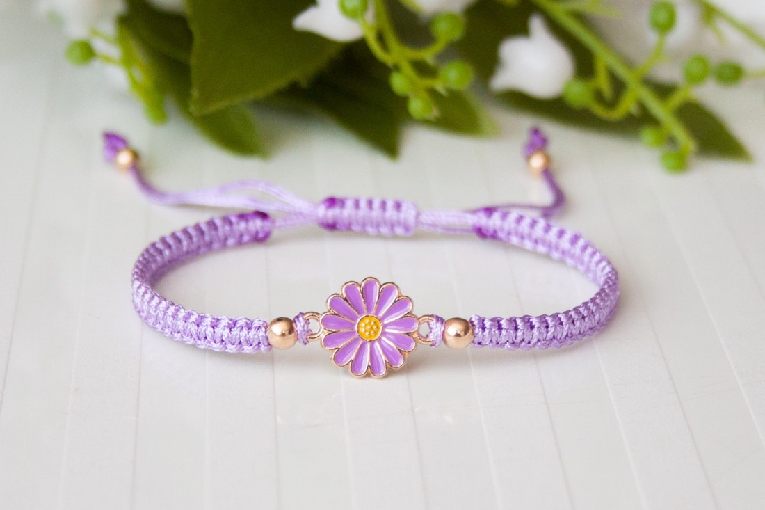 Brățară macramé împletită - Floare violet - - Artynos.ro Brățară macramé împletită - Floare violet - - Artynos.ro