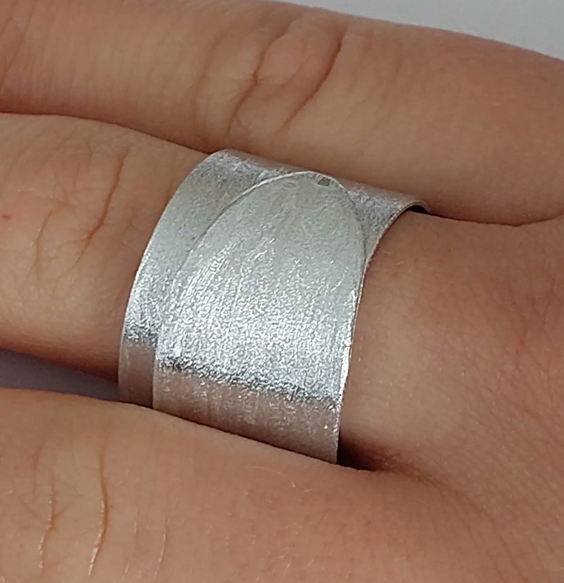 Inel minim din aluminiu cu textură și strălucire speciale -  - Artynos.ro Inel minim din aluminiu cu textură și strălucire speciale -  - Artynos.ro