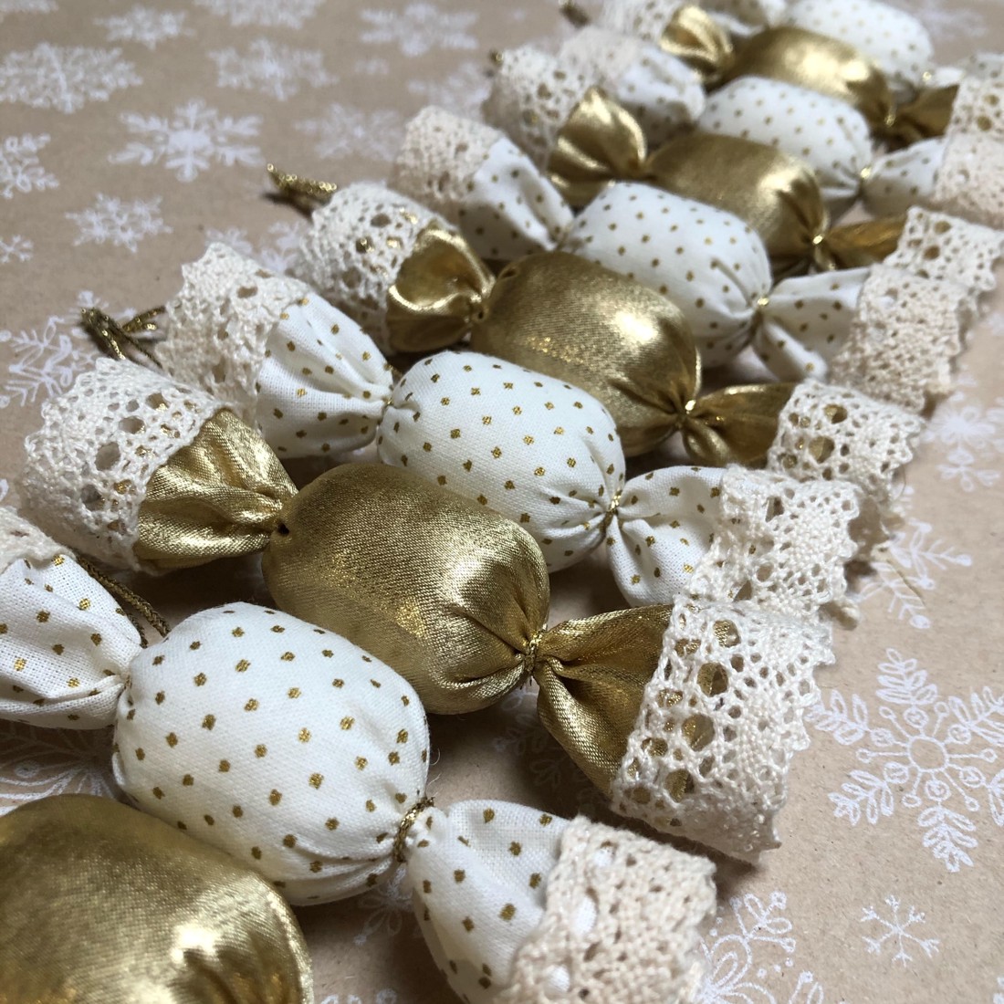 Bomboane textile de salon / set de 10/ - crăciun - decorațiuni de crăciun de casă - figurine pentru pomul de crăciun - Artynos.ro