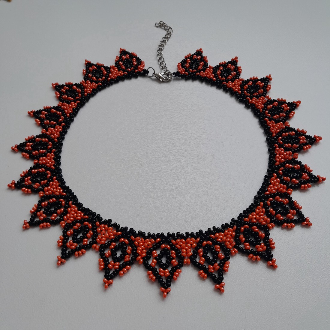 Colier cu perle portocalii și negre - - Artynos.ro Colier cu perle portocalii și negre - - Artynos.ro