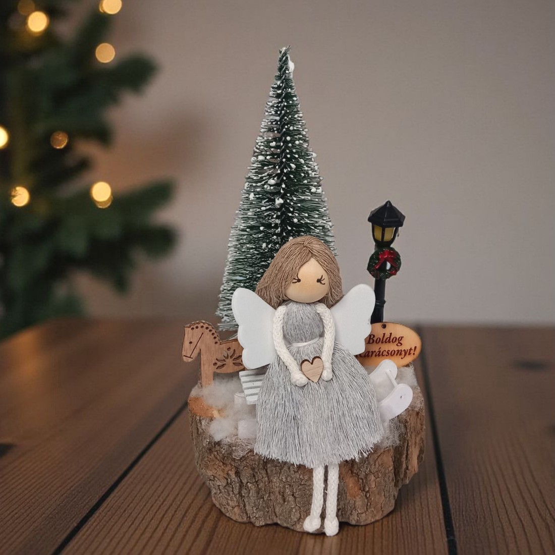 Înger Makramé pe o sanie - decor de masă de Crăciun pe un disc de lemn - crăciun - decorațiuni de crăciun de casă - decor pentru masă de crăciun - Artynos.ro