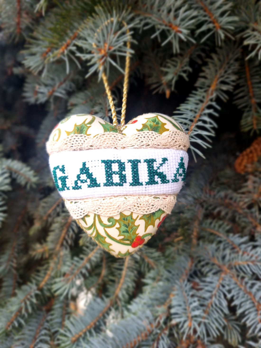 Ornament pom de Crăciun cu nume - - Artynos.ro Ornament pom de Crăciun cu nume - - Artynos.ro