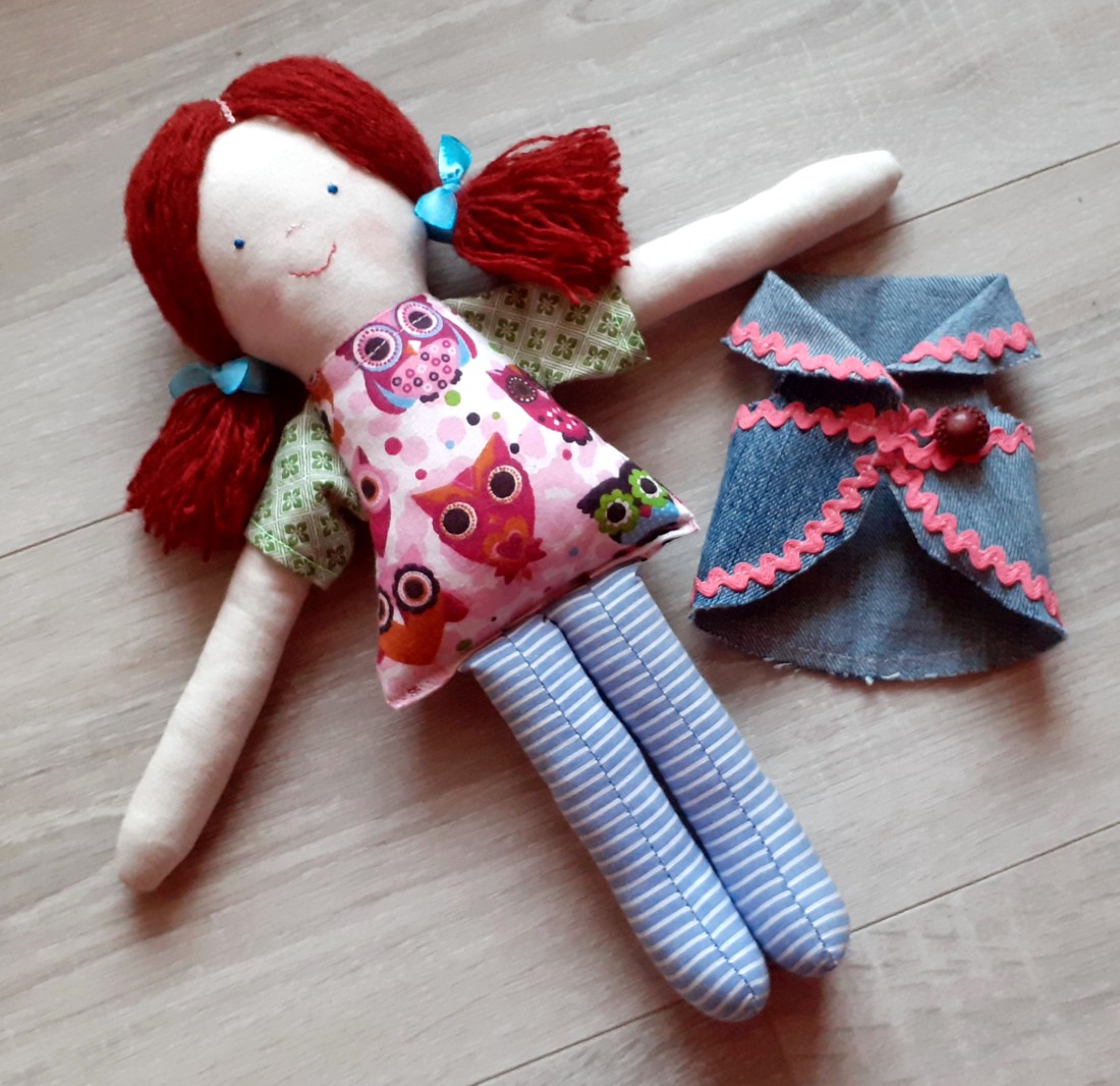 Emilia Cloth păpușă cu ciucuri roșii rochie până păpușă -  - Artynos.ro