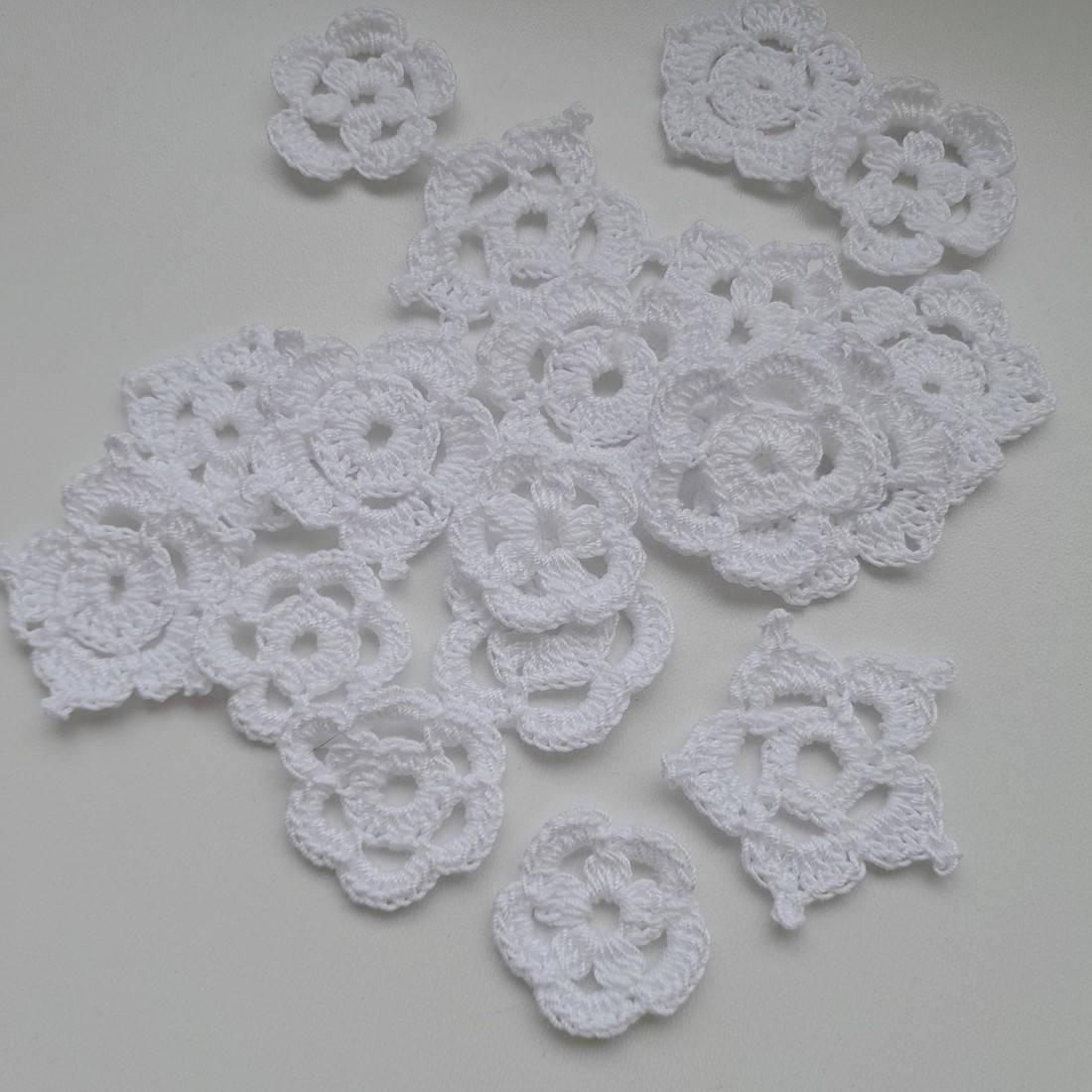 Flori croșetate albe - 18 bucăți / pachet - - Artynos.ro Flori croșetate albe - 18 bucăți / pachet - - Artynos.ro