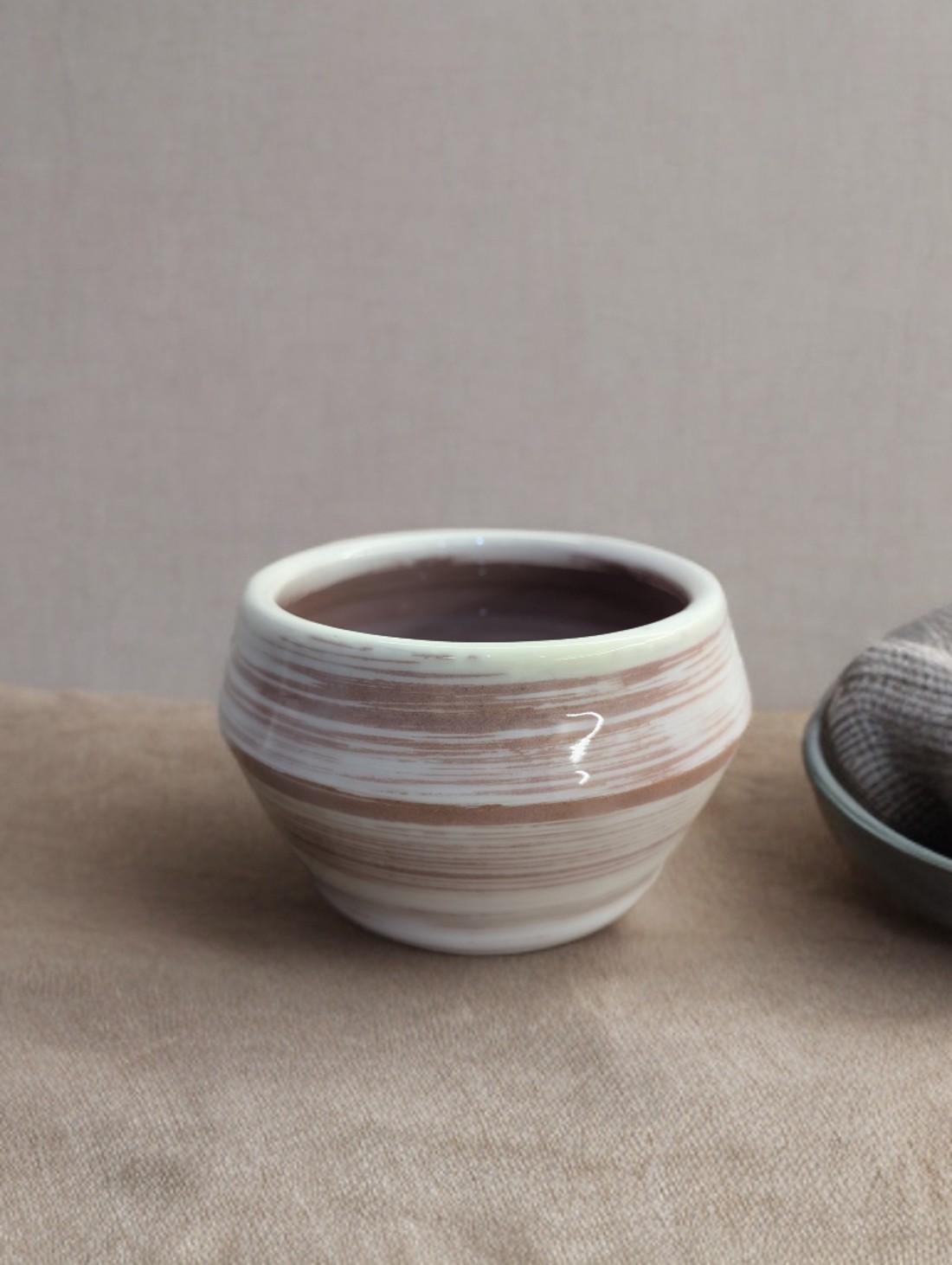 Ghiveci de flori din ceramică cu dungi - - Artynos.ro Ghiveci de flori din ceramică cu dungi - - Artynos.ro