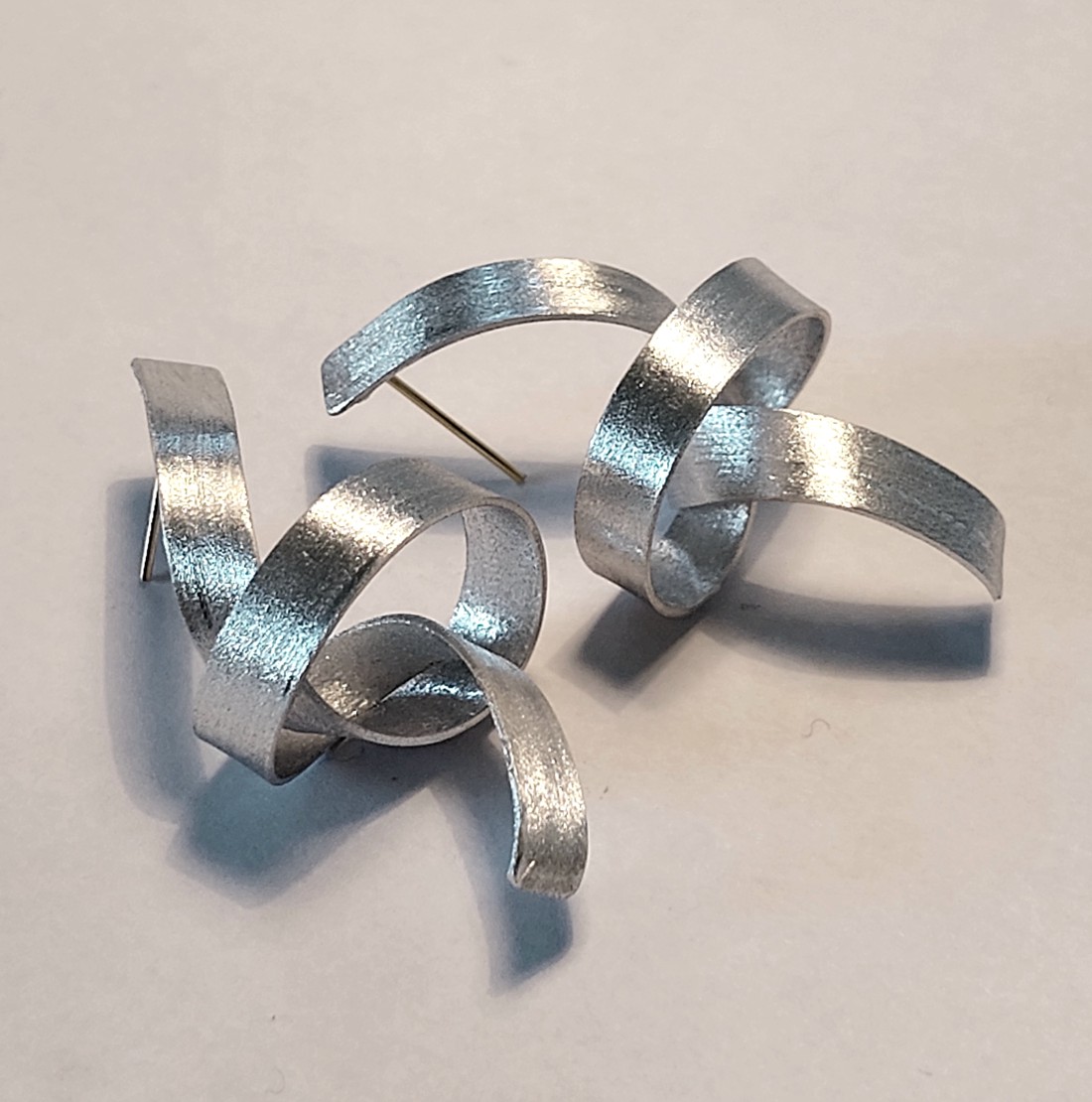 Cercei cu nod din aluminiu - bijuterii - cercei lungi - Artynos.ro Cercei cu nod din aluminiu - bijuterii - cercei lungi - Artynos.ro