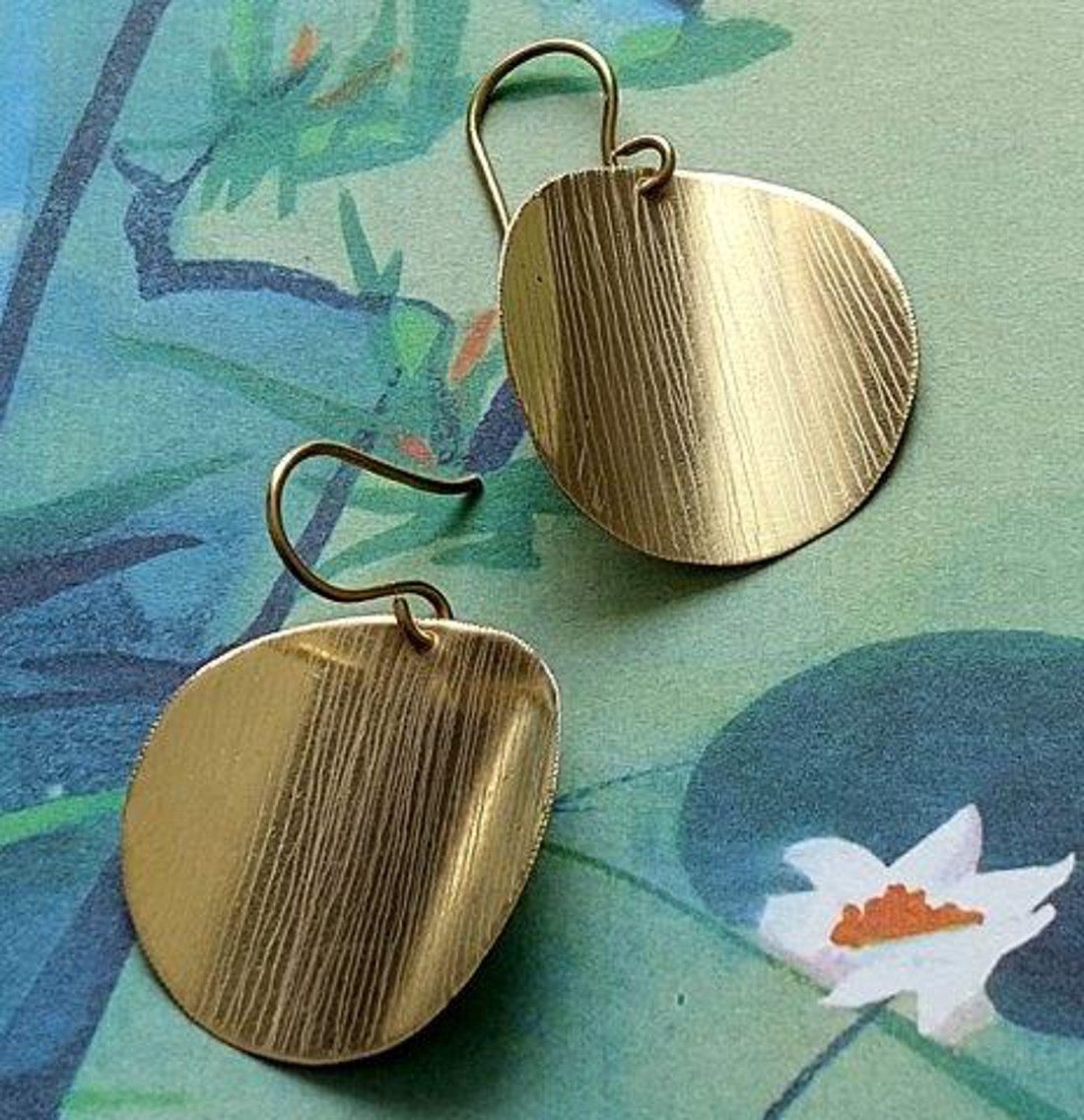 Cercei minimaliști, unici, din alamă frumos strălucitoare -  - Artynos.ro Cercei minimaliști, unici, din alamă frumos strălucitoare -  - Artynos.ro