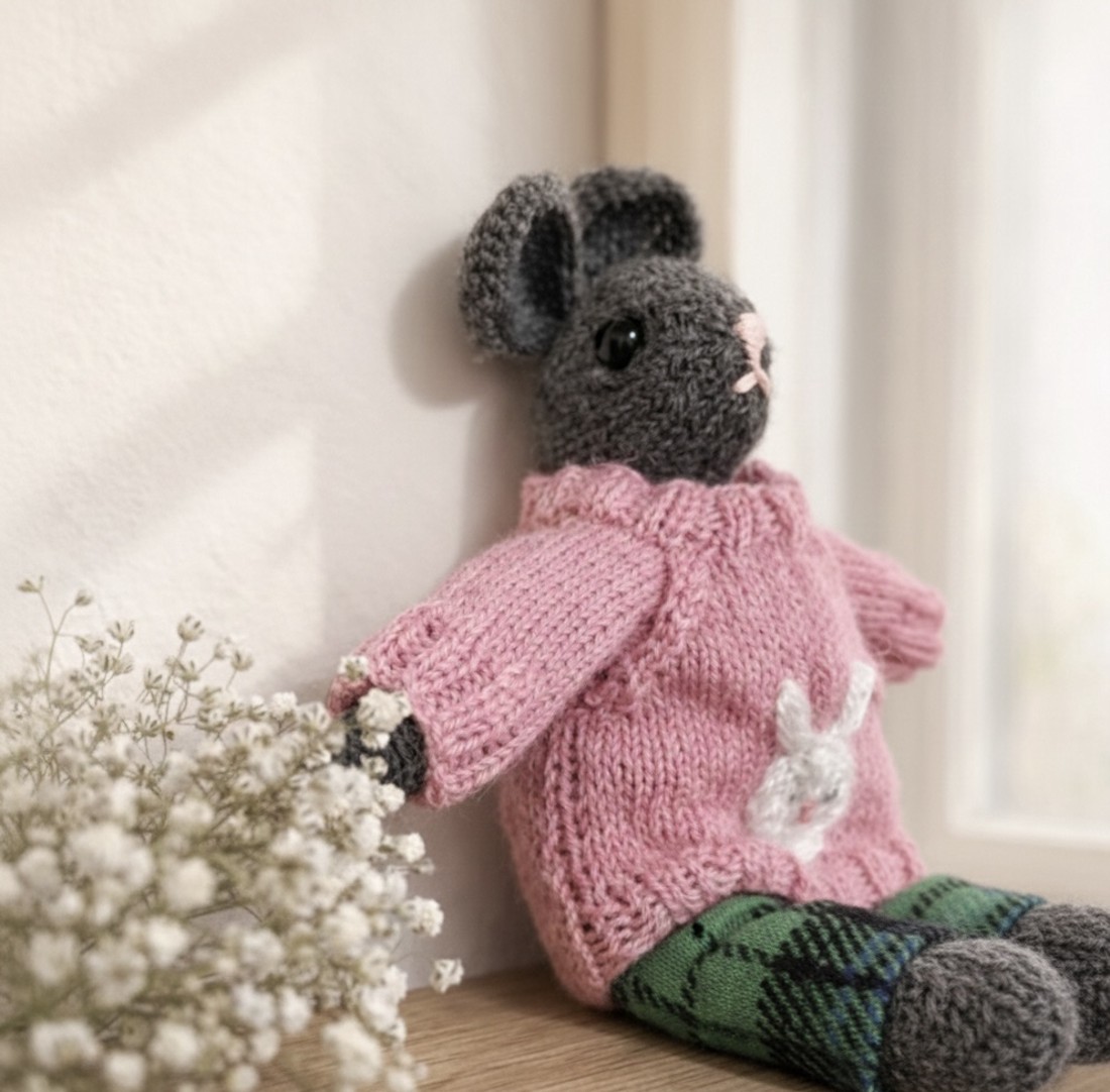 Iepuraș de Paște tricotat manual � 23 cm - jucării și echipamente pentru copii - plușuri - iepure de pluș - Artynos.ro