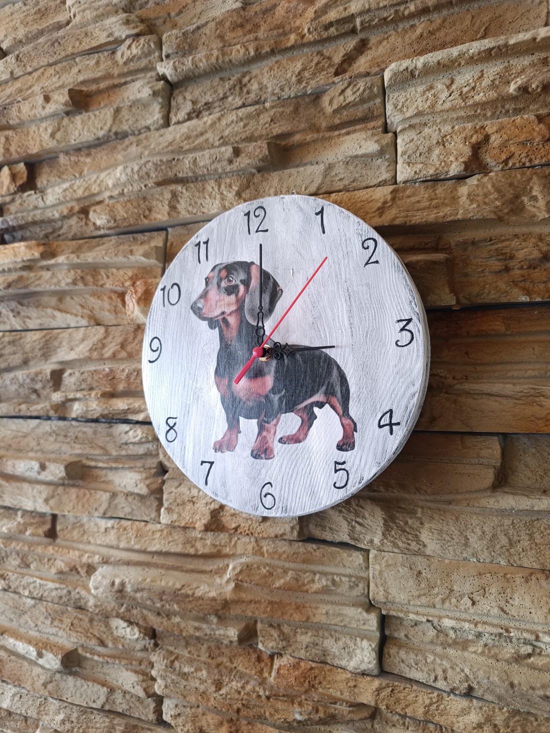 Ceas de perete din lemn în stil vintage cu câine teckel -  - Artynos.ro