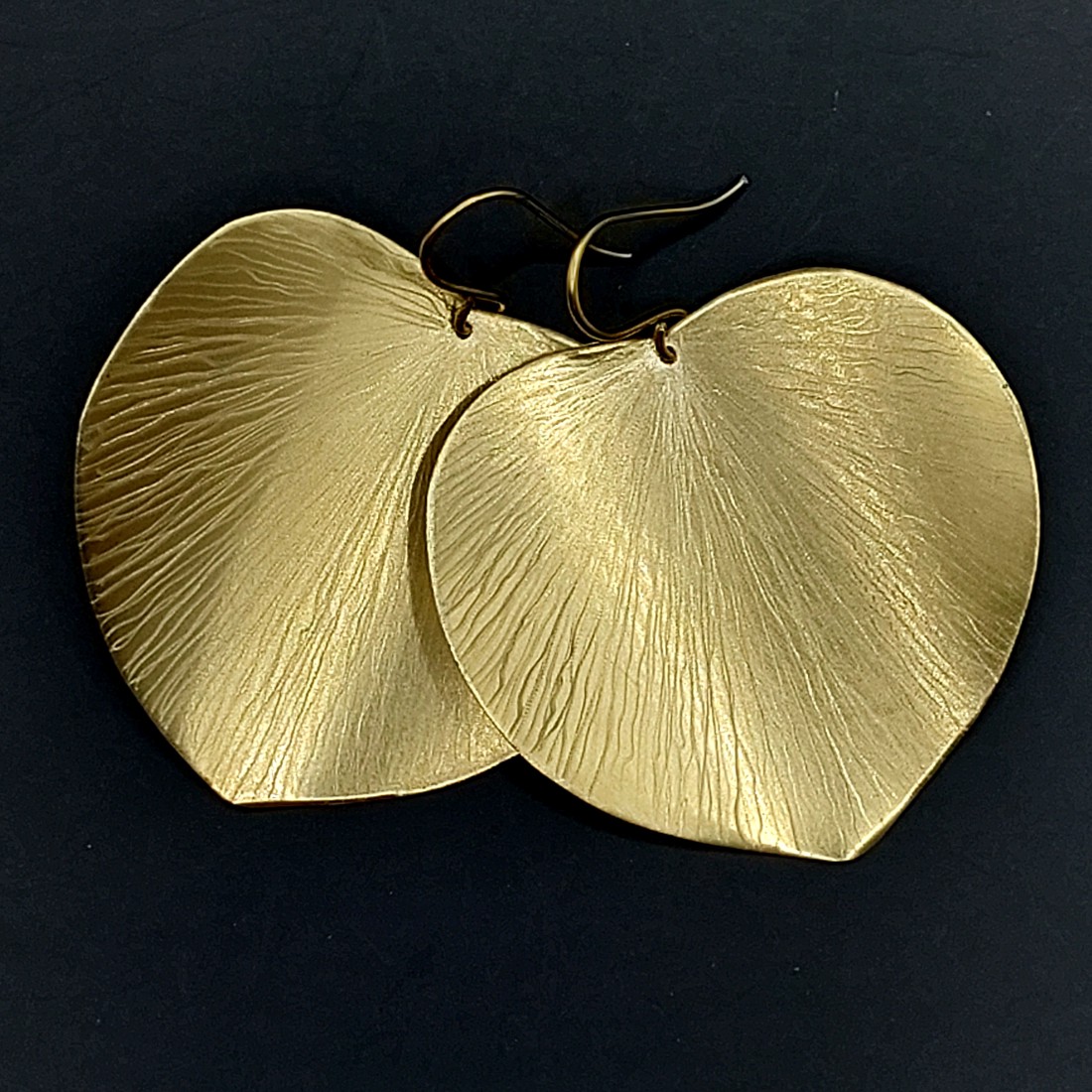 Cercei cu petale în stil minimalist din alamă lucioasă -  - Artynos.ro Cercei cu petale în stil minimalist din alamă lucioasă -  - Artynos.ro