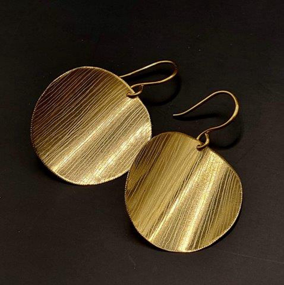 Cercei minimaliști, unici, din alamă frumos strălucitoare -  - Artynos.ro Cercei minimaliști, unici, din alamă frumos strălucitoare -  - Artynos.ro