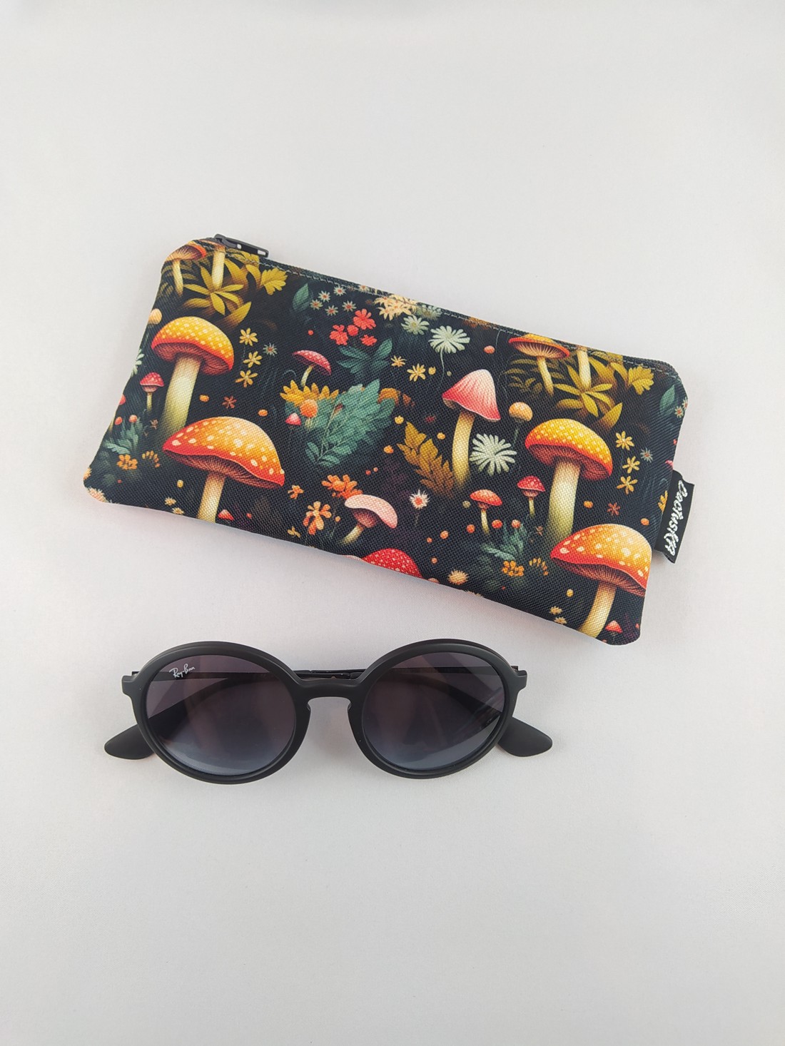 Cutie pentru ochelari de soare cu ciuperci - - Artynos.ro Cutie pentru ochelari de soare cu ciuperci - - Artynos.ro