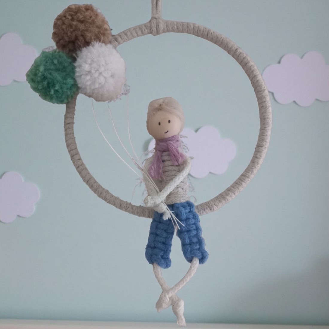 Decor de perete macramé cu balon băiat -  - Artynos.ro Decor de perete macramé cu balon băiat -  - Artynos.ro