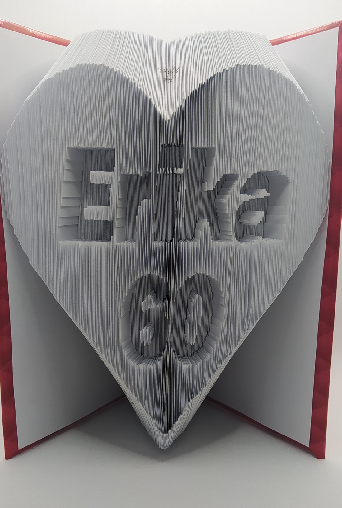 Inimă cu nume și număr carte sculptură - casă & stil de viață - accesorii pentru decorat casa - decorațiuni de masă și decorațiuni pentru rafturi  - sculptură de carte, carte pliată - Artynos.ro