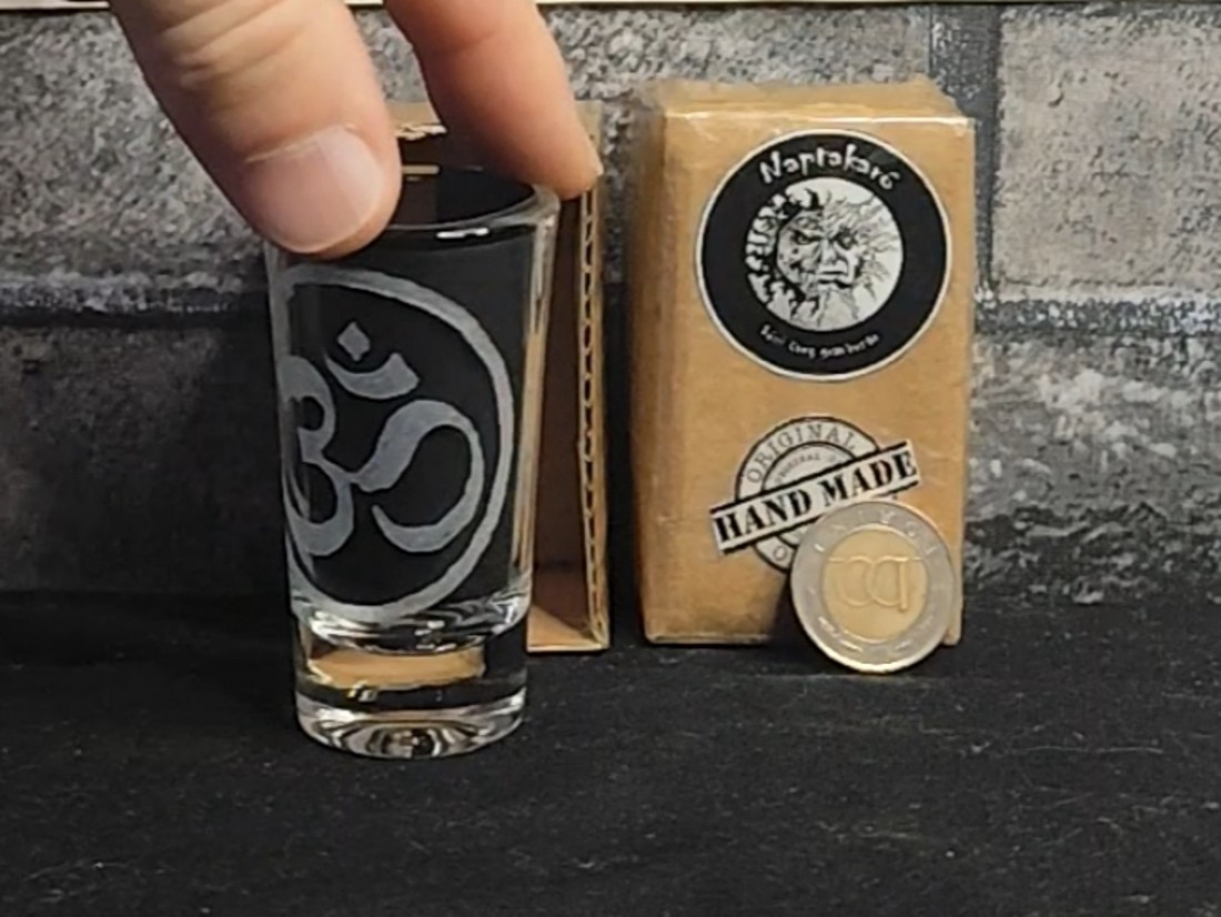 Pahar de băuturi spirtoase cu model Ohm gravat manual  -  - Artynos.ro