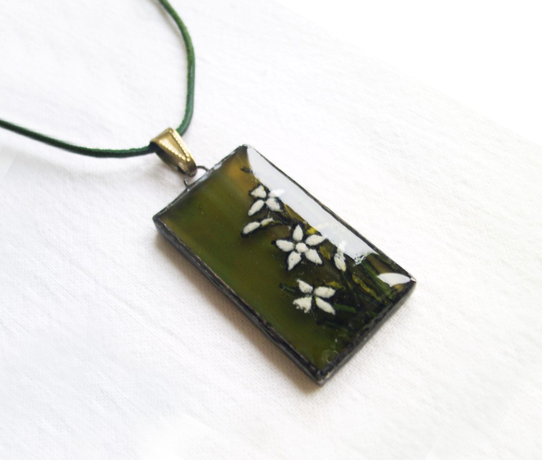 Narcise albe pictate manual, pandantiv din sticlă tiffany - bijuterii - coliere - pandative - Artynos.ro