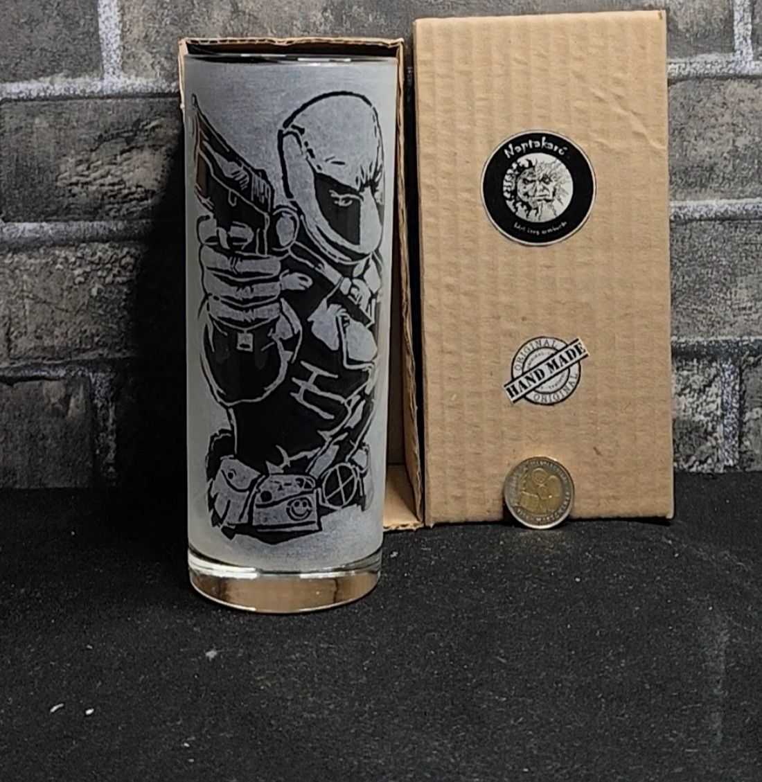 Pahar de sticlă gravat manual cu motivul pistolului Deadpool  -  - Artynos.ro