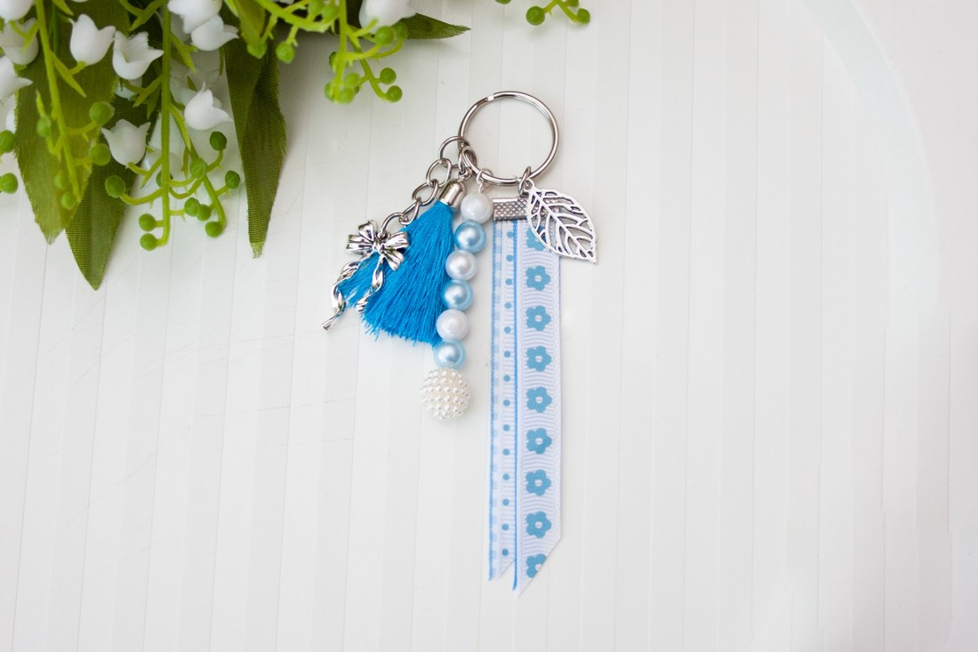 Breloc, ornament pentru geantă - Cu arc și frunze albastre - - Artynos.ro Breloc, ornament pentru geantă - Cu arc și frunze albastre - - Artynos.ro