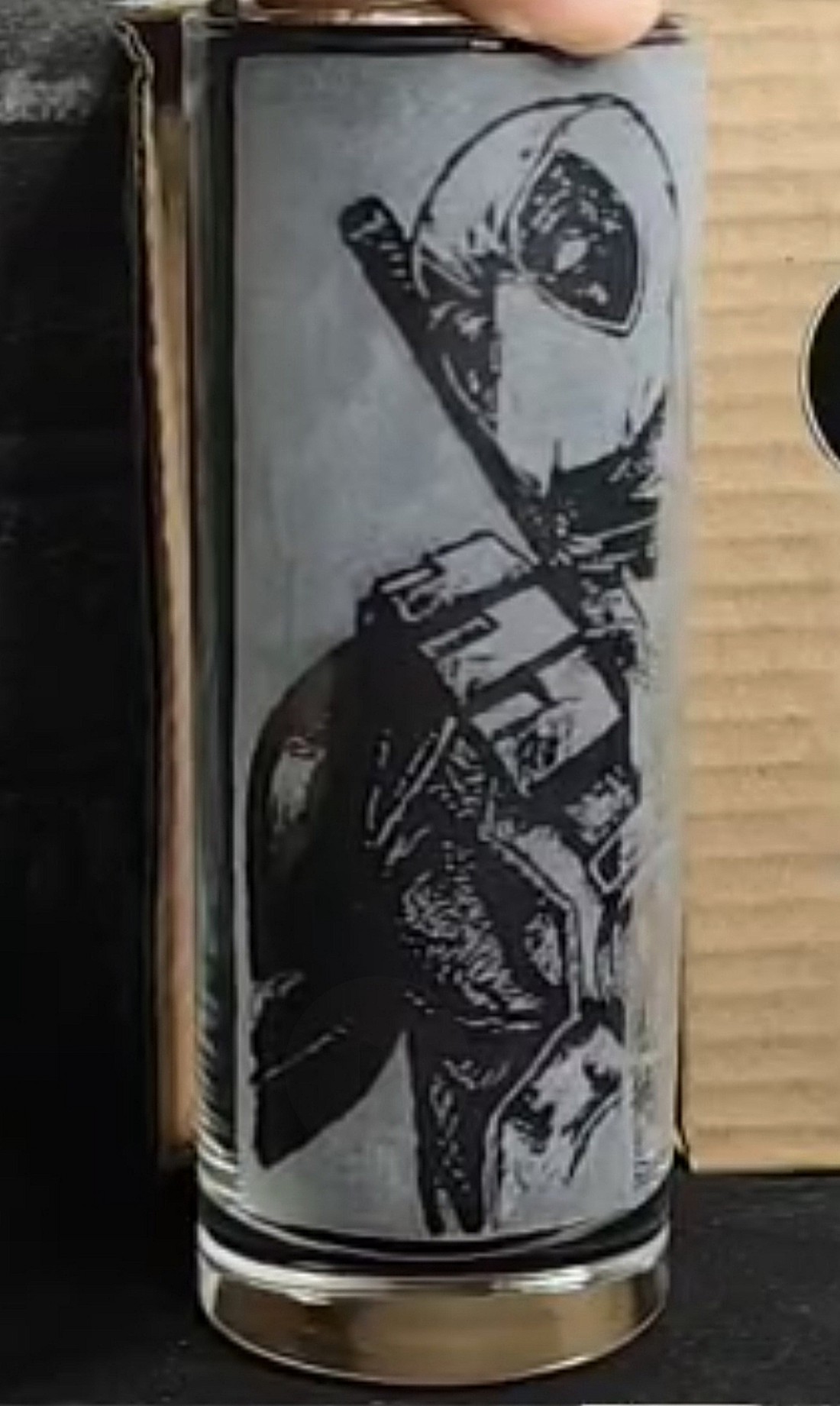 Pahar de sticlă cu model gravat manual, cu imaginea lui Deadpool  -  - Artynos.ro