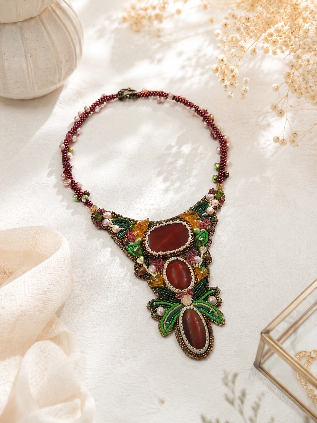 Colier statement handmade cu agate naturale și broderie din mărgele - bijuterii - coliere - coliere din pietre semiprețioase - Artynos.ro