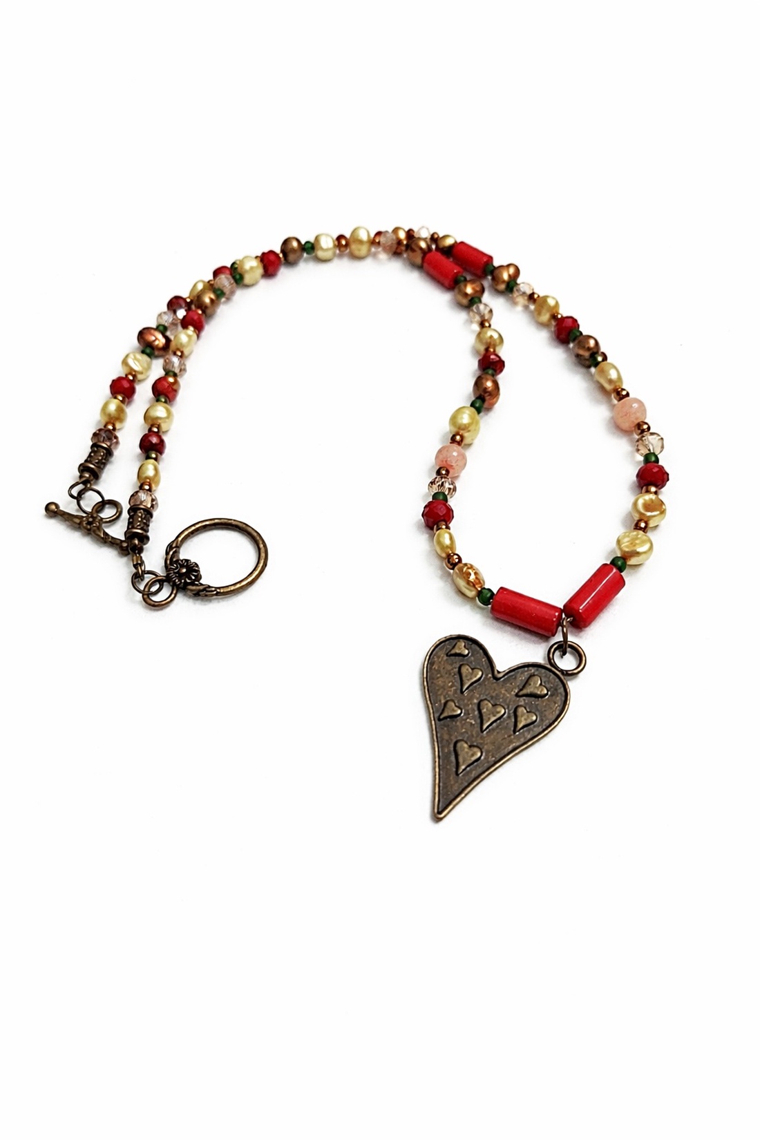 Colier cu perle de cultura, coral rosu si inima bronz - bijuterii - coliere - coliere din perle - Artynos.ro