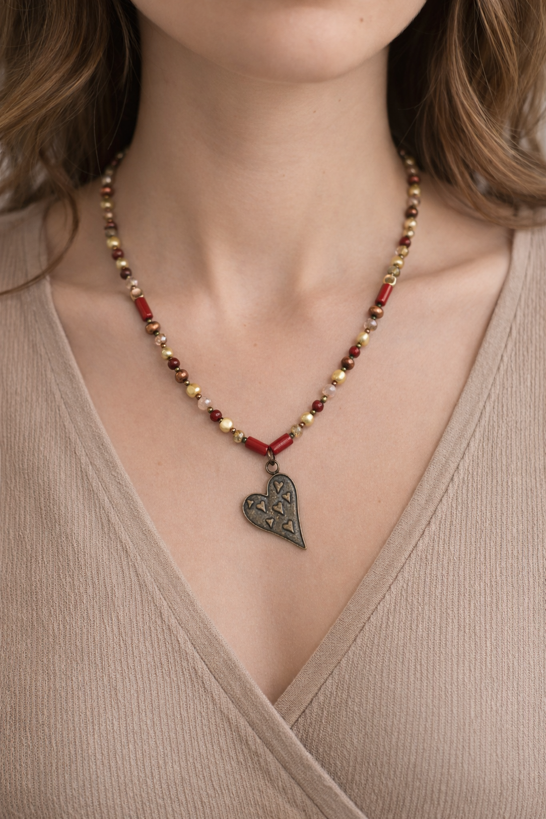 Colier cu perle de cultura, coral rosu si inima bronz - bijuterii - coliere - coliere din perle - Artynos.ro