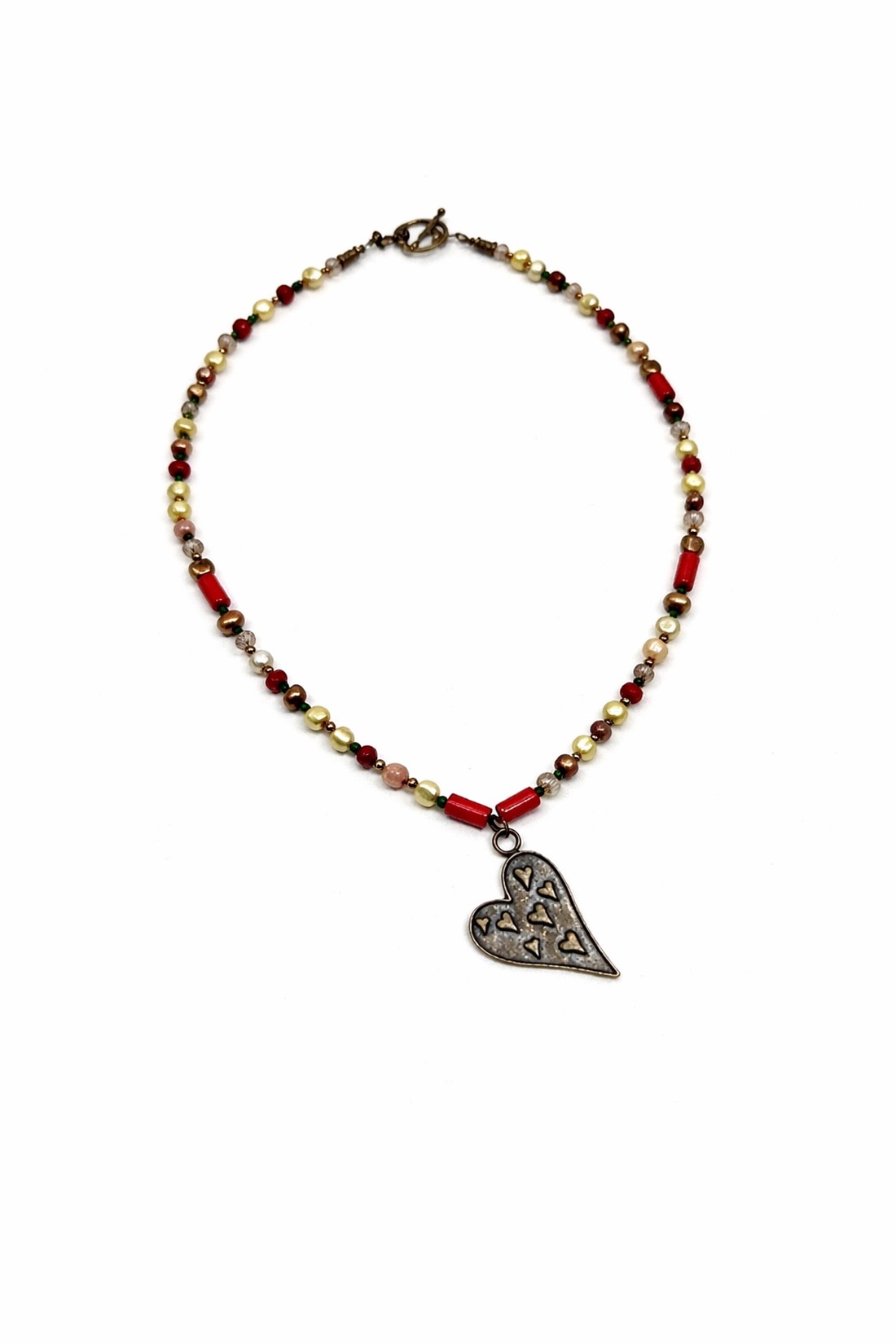 Colier cu perle de cultura, coral rosu si inima bronz - bijuterii - coliere - coliere din perle - Artynos.ro