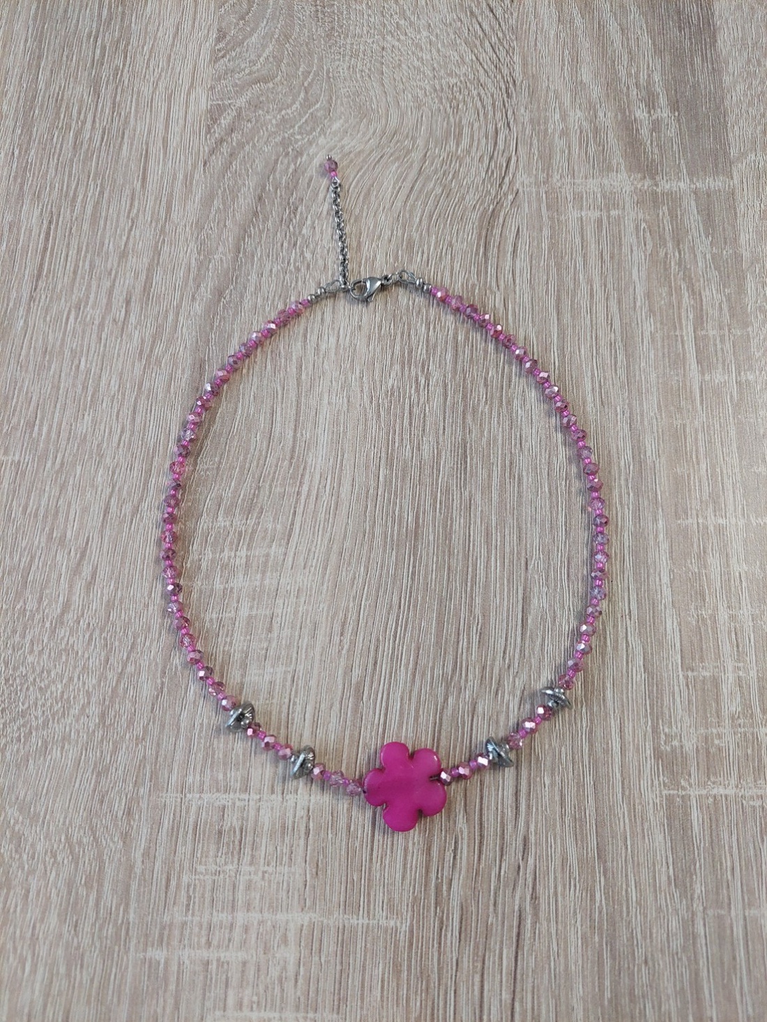Colier la baza gatului cu jad floare fucsia/ciclame - bijuterii - coliere - coliere din mărgele - Artynos.ro