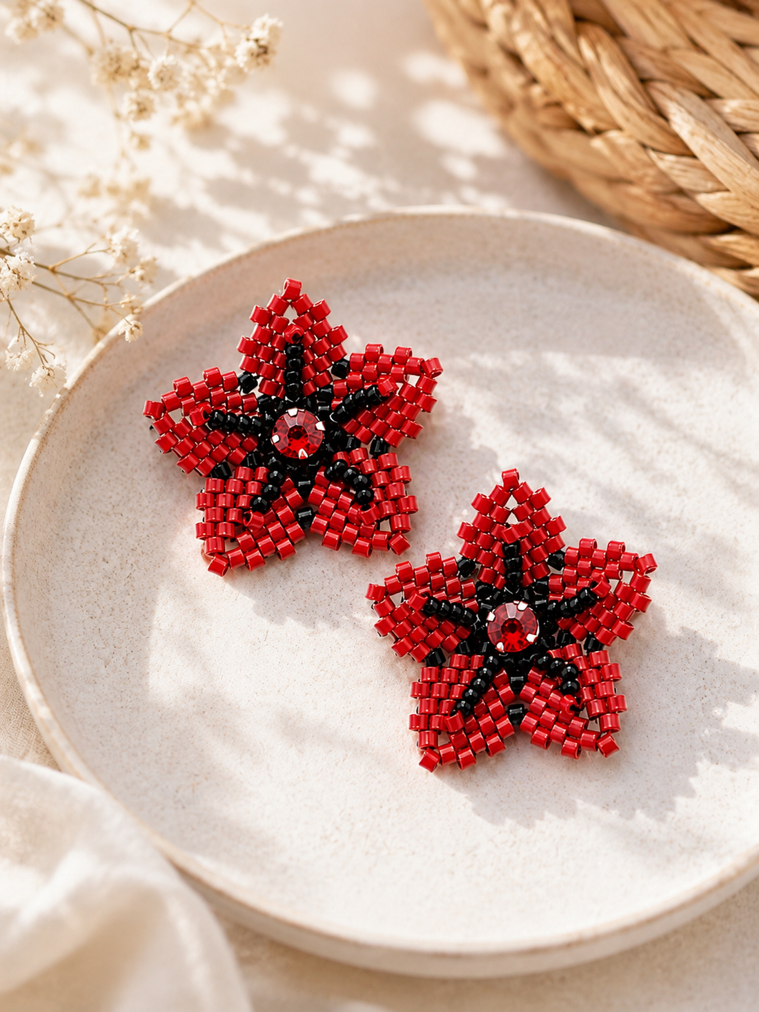 Cercei handmade Floare rosie - bijuterii - cercei - cercei din mărgele - Artynos.ro