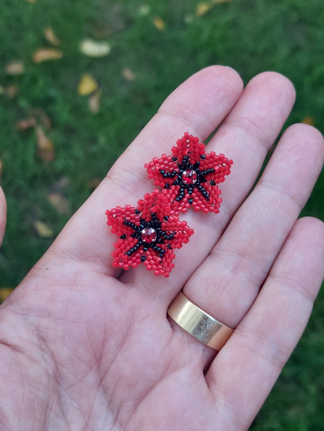 Cercei handmade Floare rosie - bijuterii - cercei - cercei din mărgele - Artynos.ro