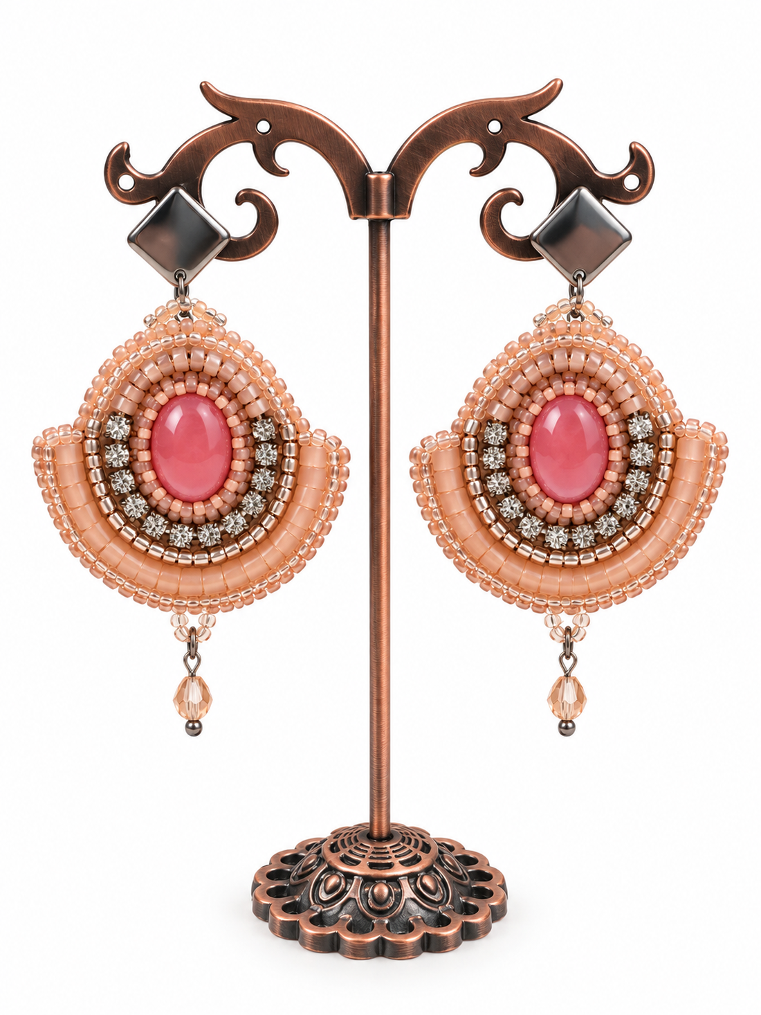 Cercei statement handmade în nuanțe de roz și piersică - bijuterii - cercei - cercei din mărgele - Artynos.ro
