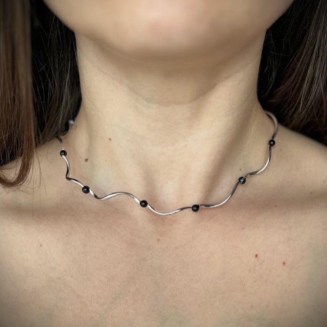 Colier Wave Noir cu Agat Dantelat � Design Ondulat Minimalist - bijuterii - coliere - coliere din pietre semiprețioase - Artynos.ro