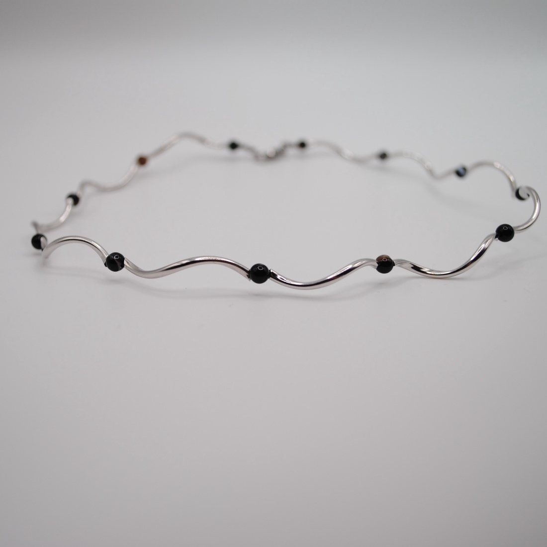 Colier Wave Noir cu Agat Dantelat � Design Ondulat Minimalist - bijuterii - coliere - coliere din pietre semiprețioase - Artynos.ro