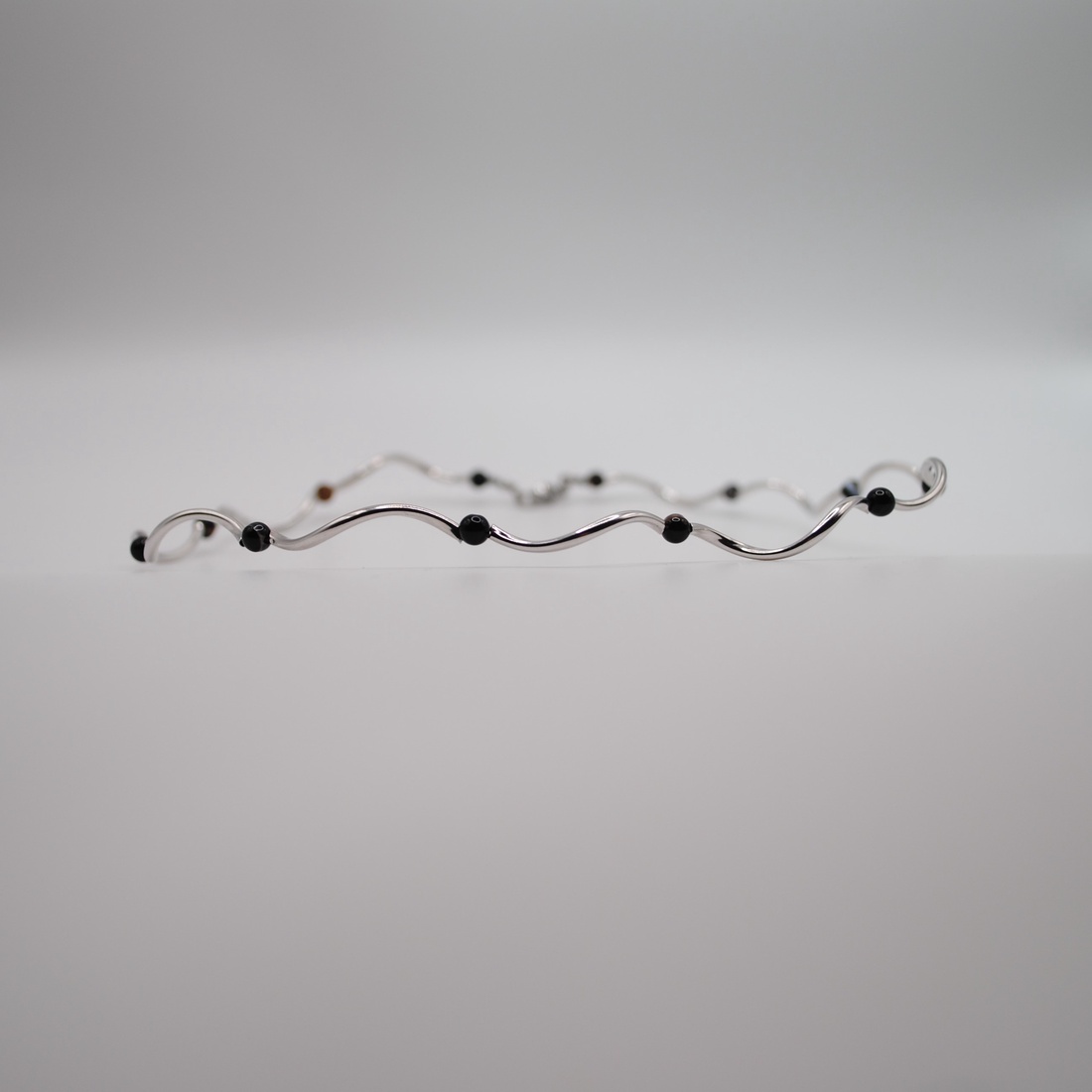 Colier Wave Noir cu Agat Dantelat � Design Ondulat Minimalist - bijuterii - coliere - coliere din pietre semiprețioase - Artynos.ro