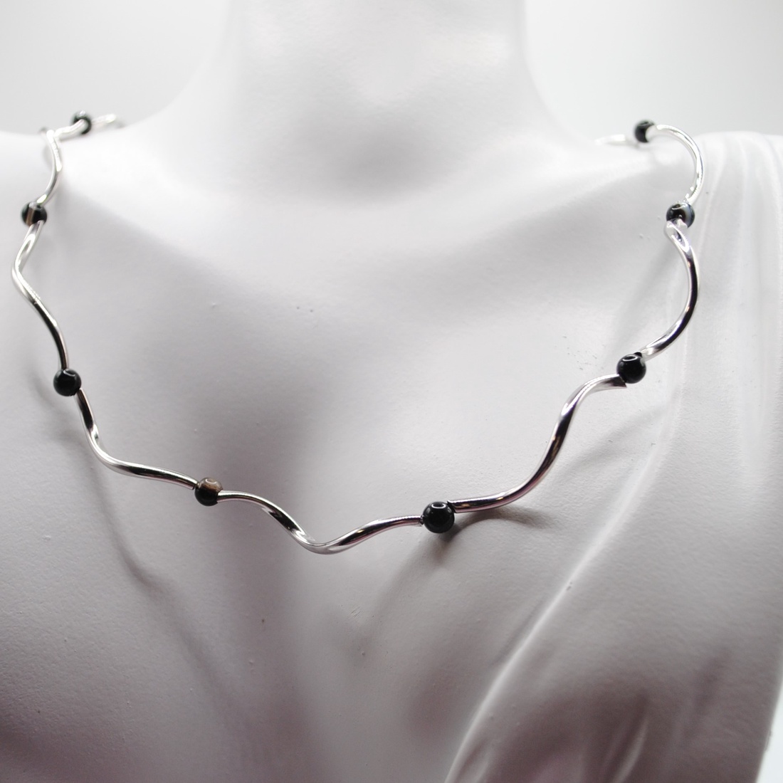 Colier Wave Noir cu Agat Dantelat � Design Ondulat Minimalist - bijuterii - coliere - coliere din pietre semiprețioase - Artynos.ro