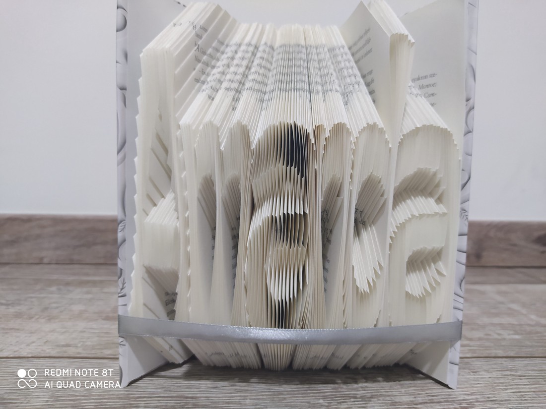 Sculptură carte cu nume (până la 6 carate) - casă & stil de viață - accesorii pentru decorat casa - decorațiuni de masă și decorațiuni pentru rafturi  - sculptură de carte, carte pliată - Artynos.ro