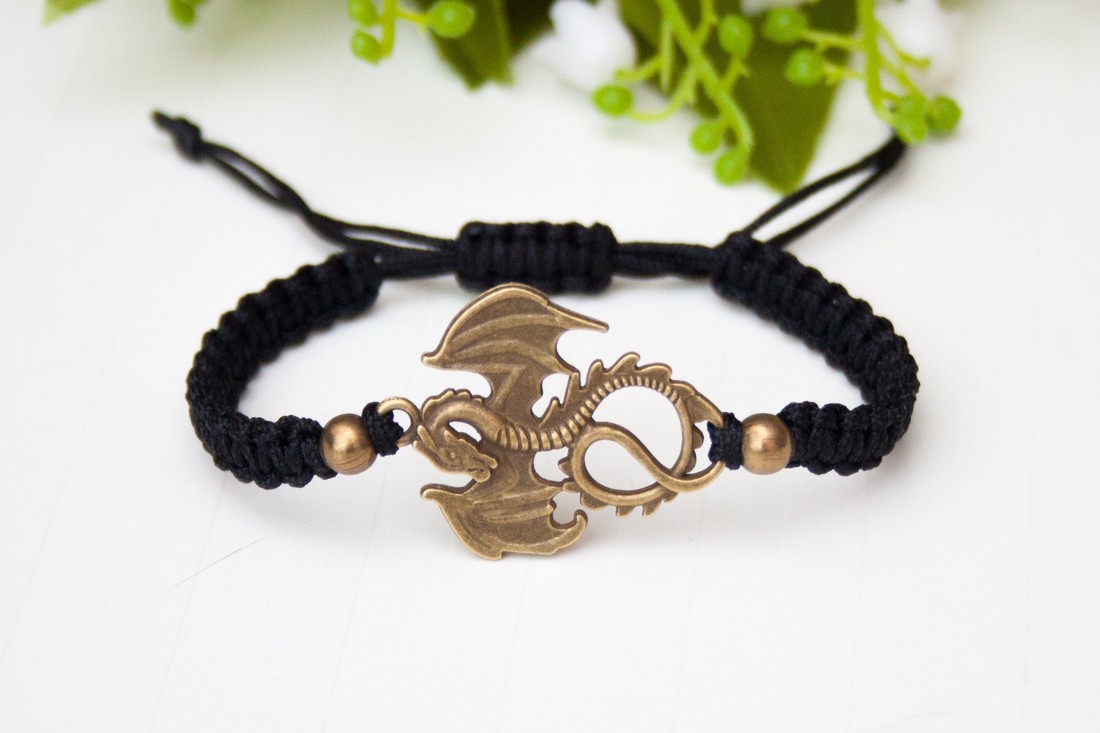 Brățară Makramé - Dragon negru - - Artynos.ro Brățară Makramé - Dragon negru - - Artynos.ro