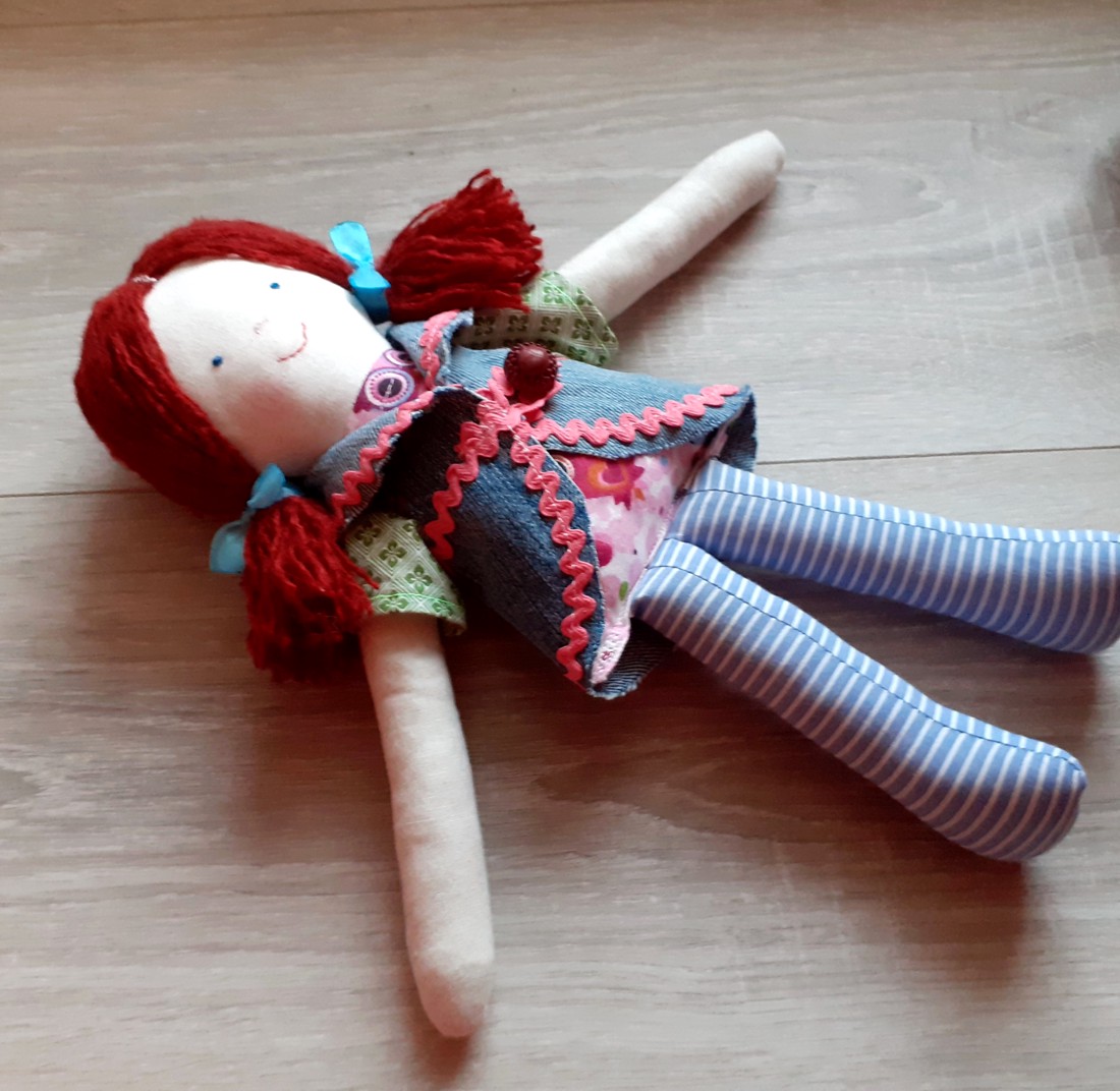 Emilia Cloth păpușă cu ciucuri roșii rochie până păpușă -  - Artynos.ro