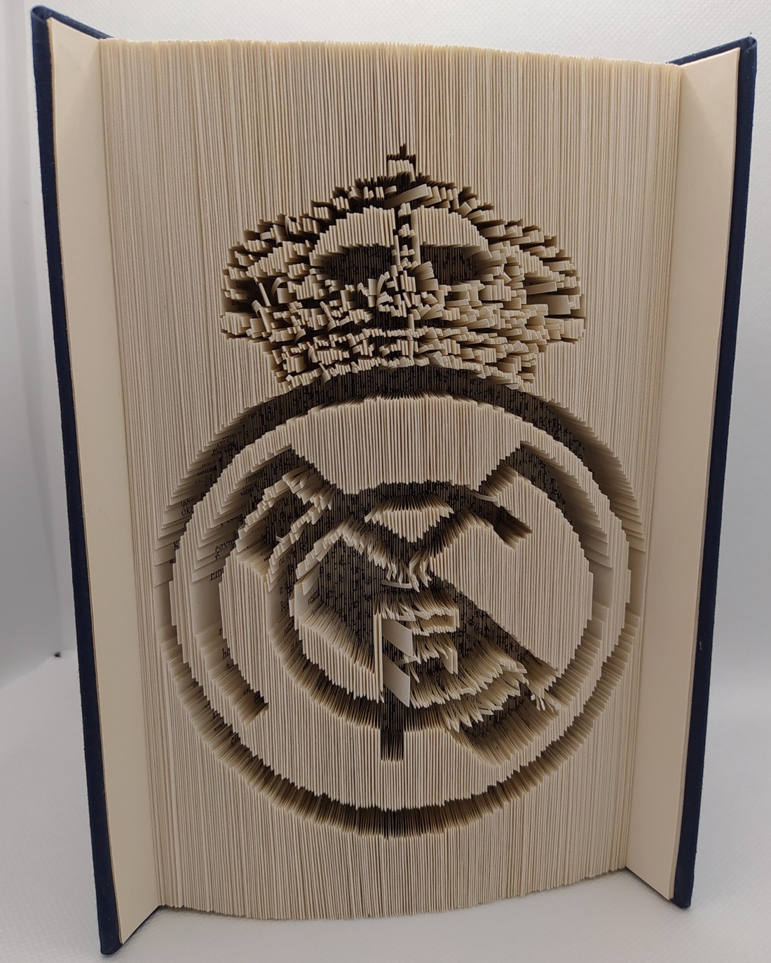 Real Madrid - sculptură de carte suspendată unică - casă & stil de viață - accesorii pentru decorat casa - decorațiuni de masă și decorațiuni pentru rafturi  - sculptură de carte, carte pliată - Artynos.ro