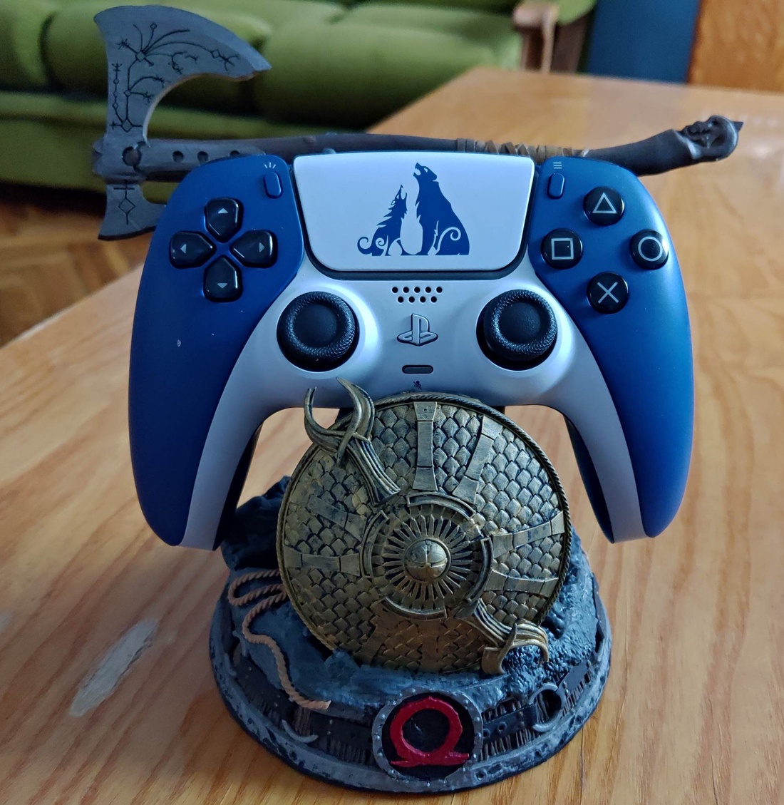 Deținător de controler God of War - accessorii și unelte - obiecte de decorare - plastic - Artynos.ro Deținător de controler God of War - accessorii și unelte - obiecte de decorare - plastic - Artynos.ro
