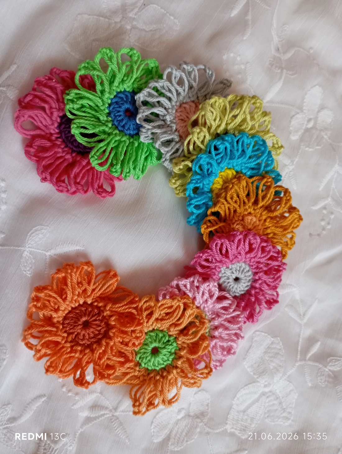 flori multicolor crosetate - casă & stil de viață - decorațiuni de casă - decorațiuni de masă și rafturi - decorațiuni de masă - Artynos.ro
