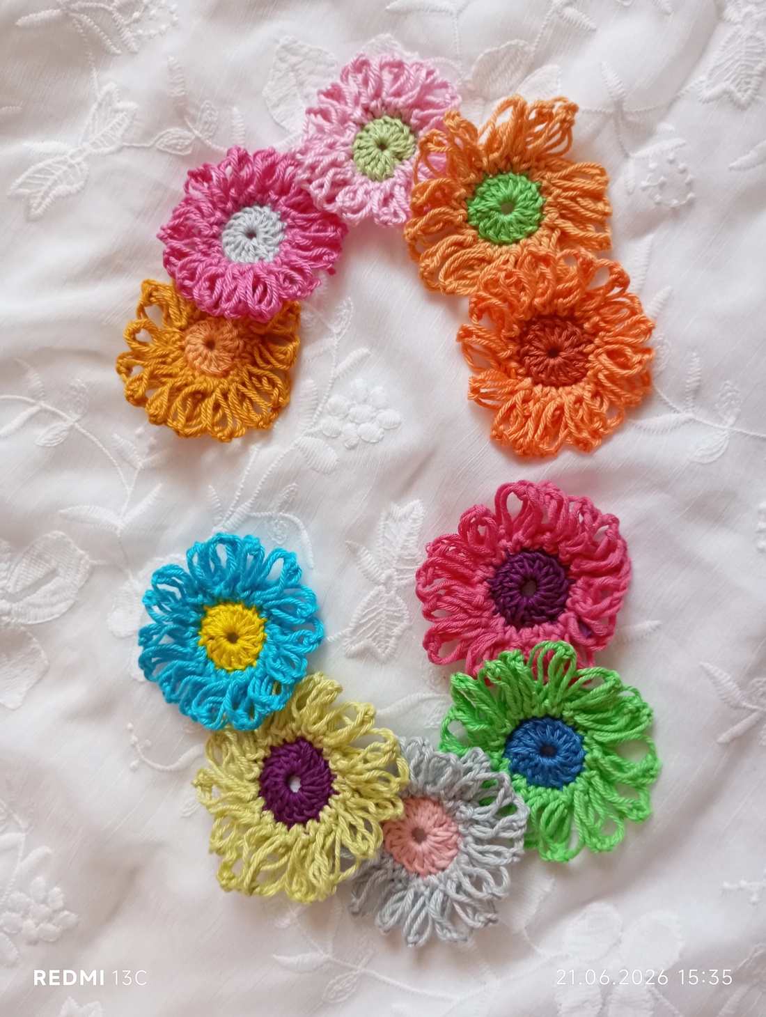 flori multicolor crosetate - casă & stil de viață - decorațiuni de casă - decorațiuni de masă și rafturi - decorațiuni de masă - Artynos.ro