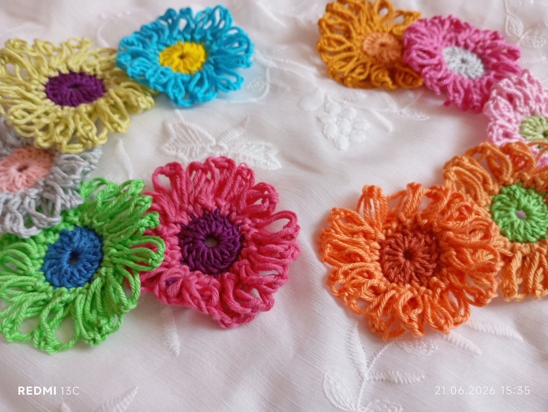 flori multicolor crosetate - casă & stil de viață - decorațiuni de casă - decorațiuni de masă și rafturi - decorațiuni de masă - Artynos.ro