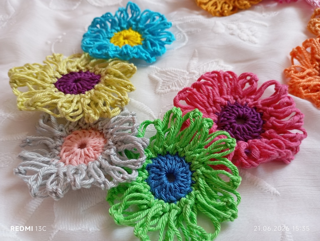 flori multicolor crosetate - casă & stil de viață - decorațiuni de casă - decorațiuni de masă și rafturi - decorațiuni de masă - Artynos.ro