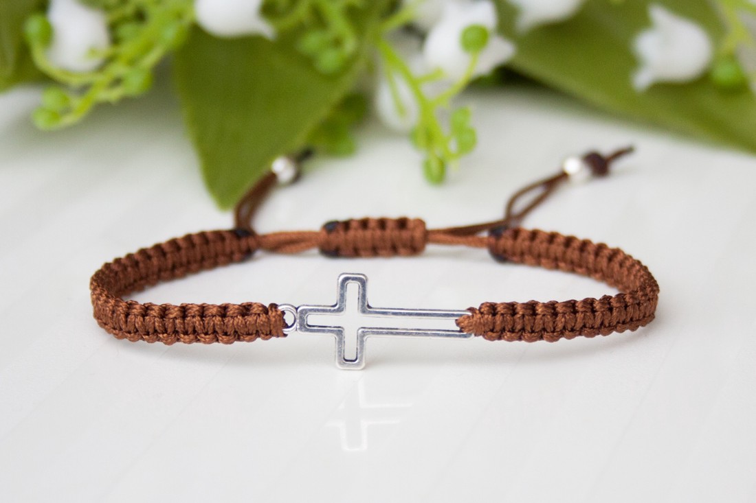 Brățară macramé împletită - Cross brown -  - Artynos.ro