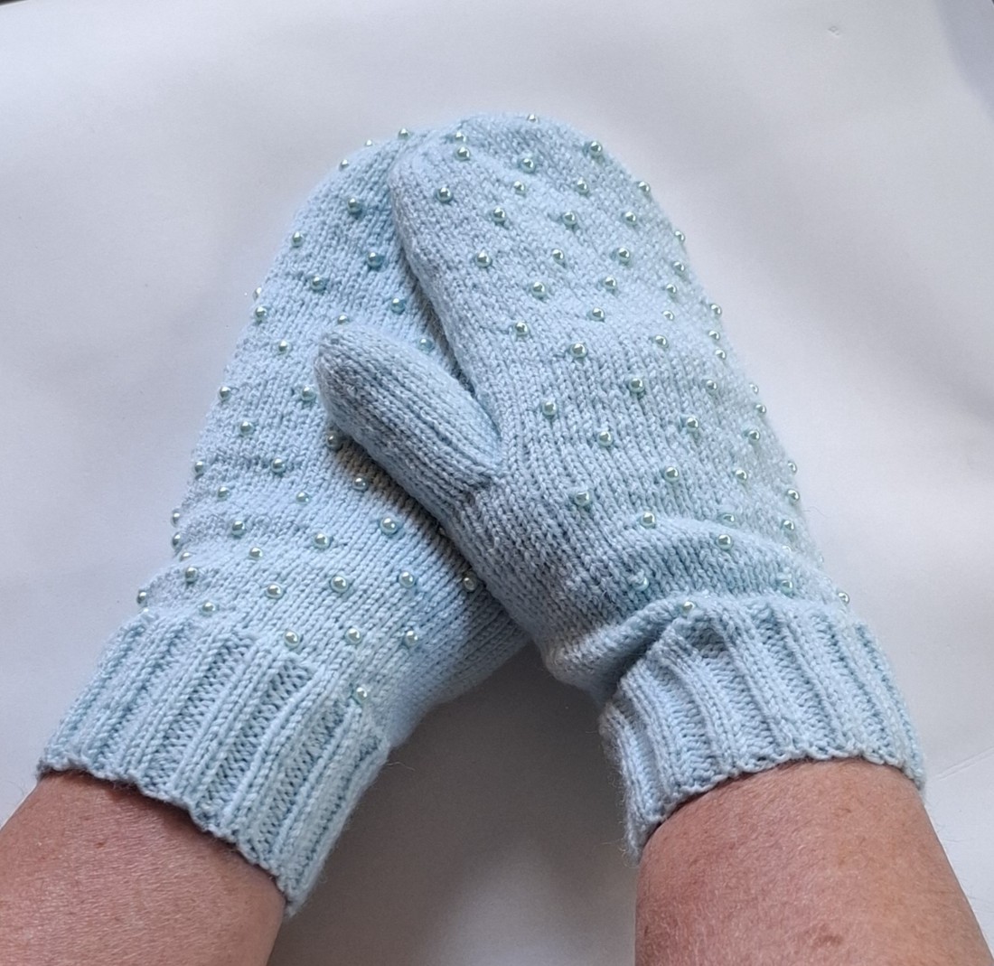 Mănuși tricotate manual cu împodobire cu mărgele -  - Artynos.ro