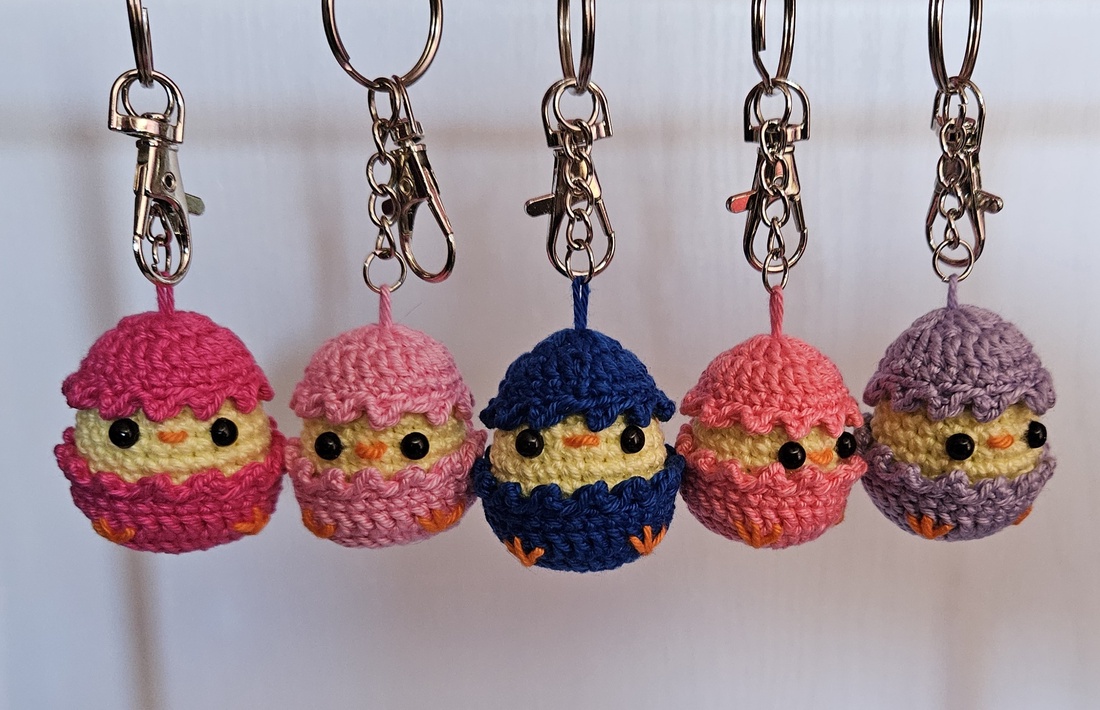Breloc crosetat Pui in coaja de ou Amigurumi - genți și portofele - accesorii genți - breloc - Artynos.ro